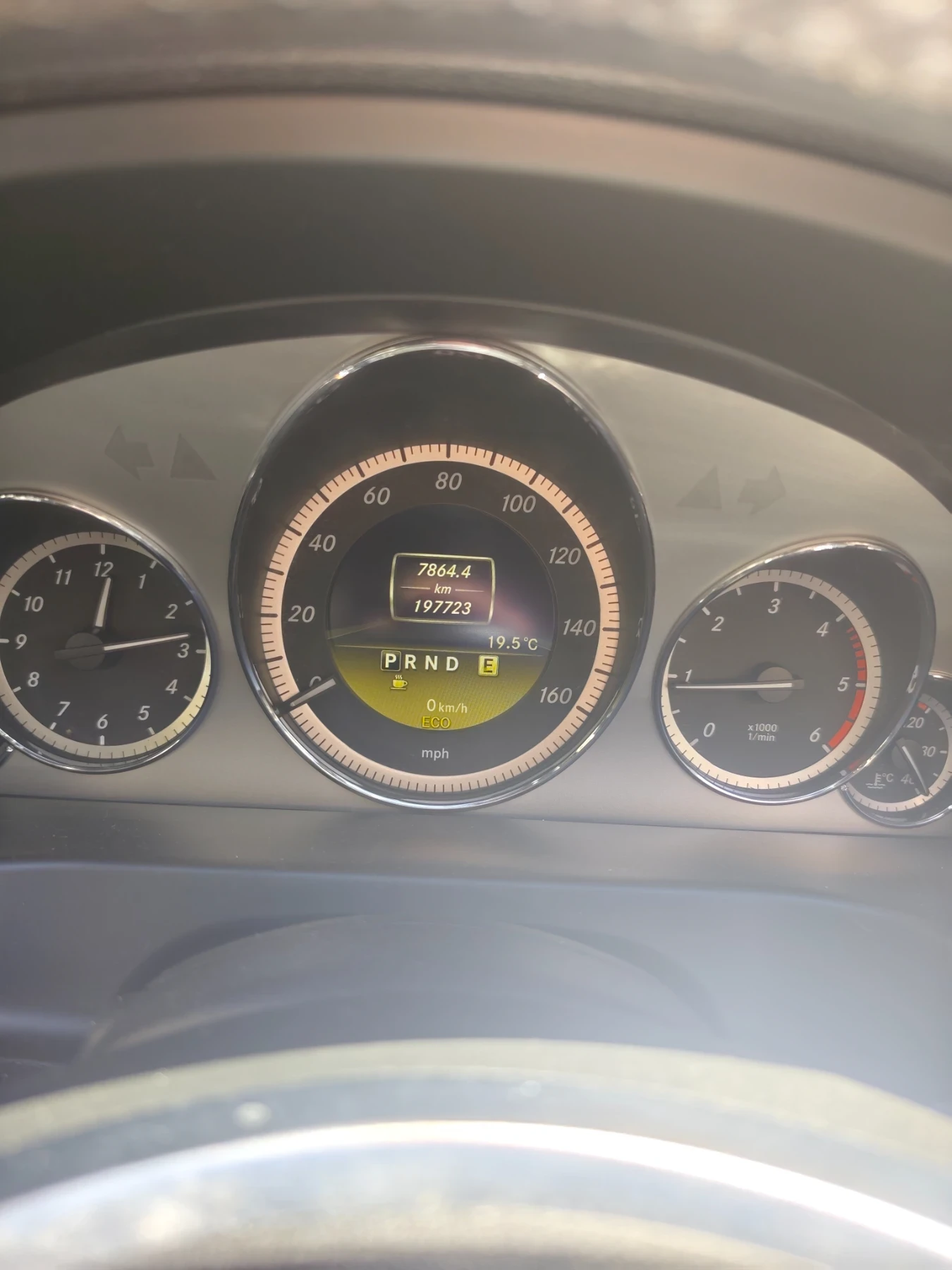 Mercedes-Benz E 220, снимка 5 - Автомобили и джипове - 54491586
