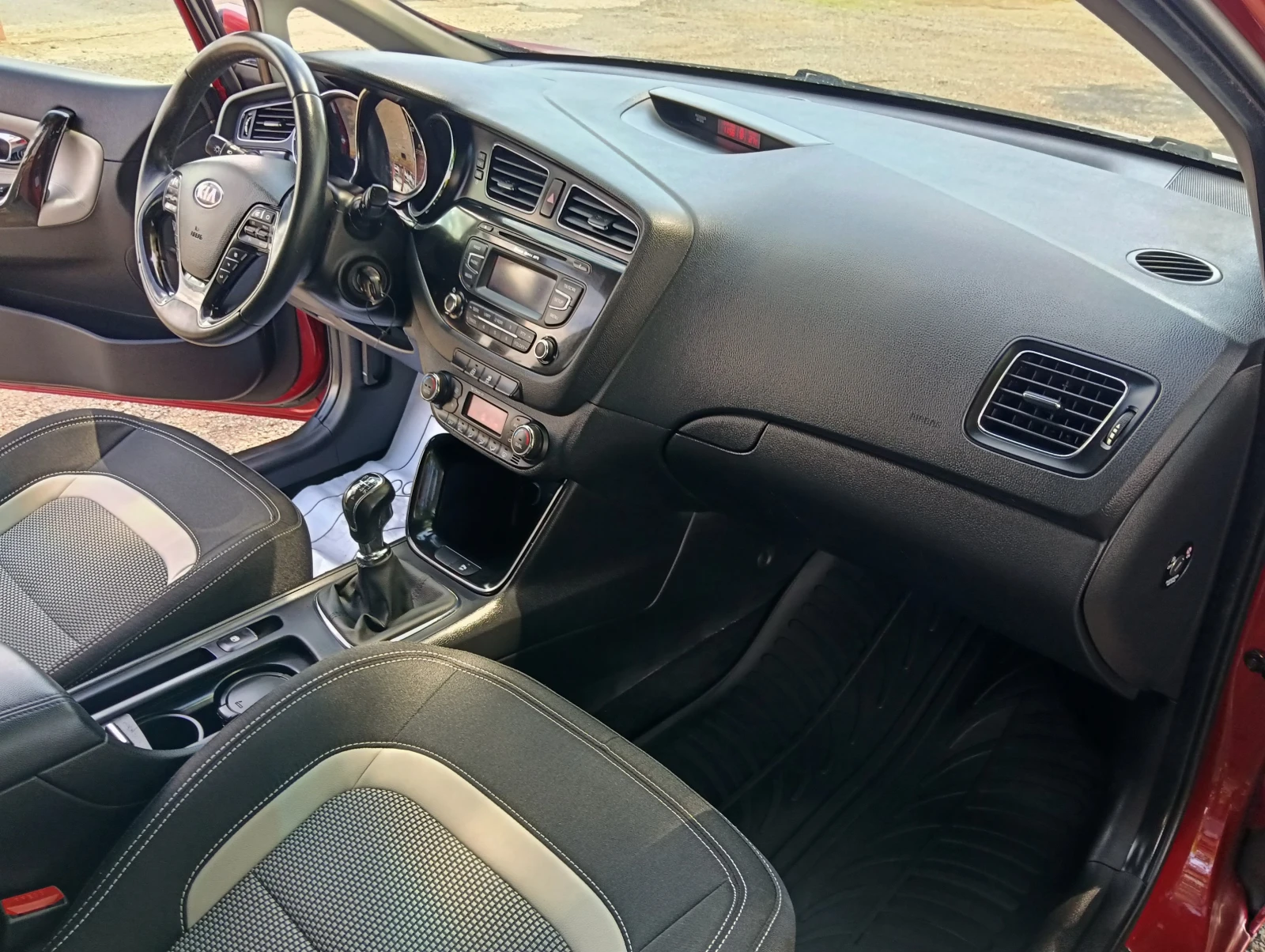 Kia Ceed 1.6 CRDI, снимка 11 - Автомобили и джипове - 54607223