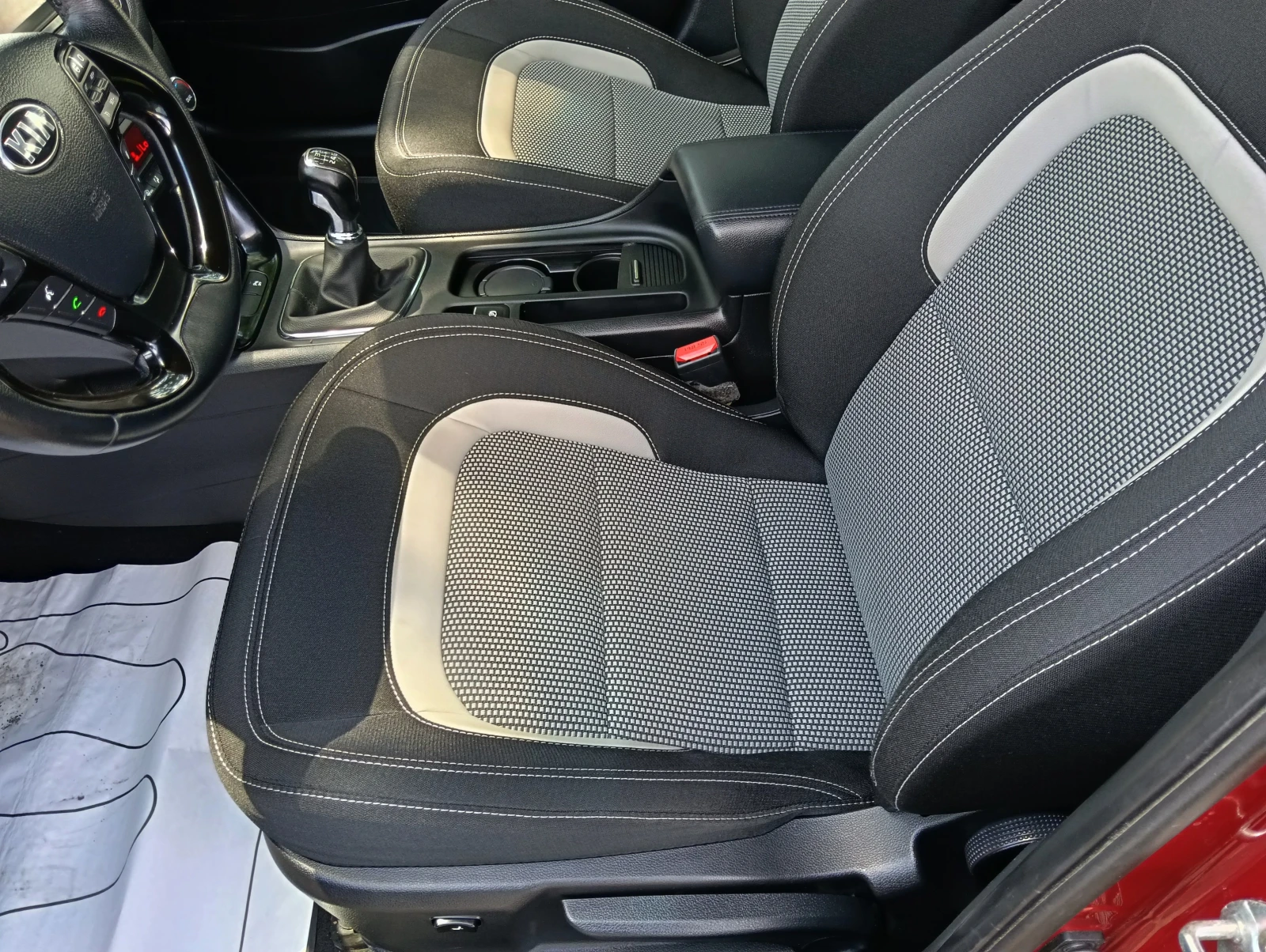 Kia Ceed 1.6 CRDI, снимка 9 - Автомобили и джипове - 54607223