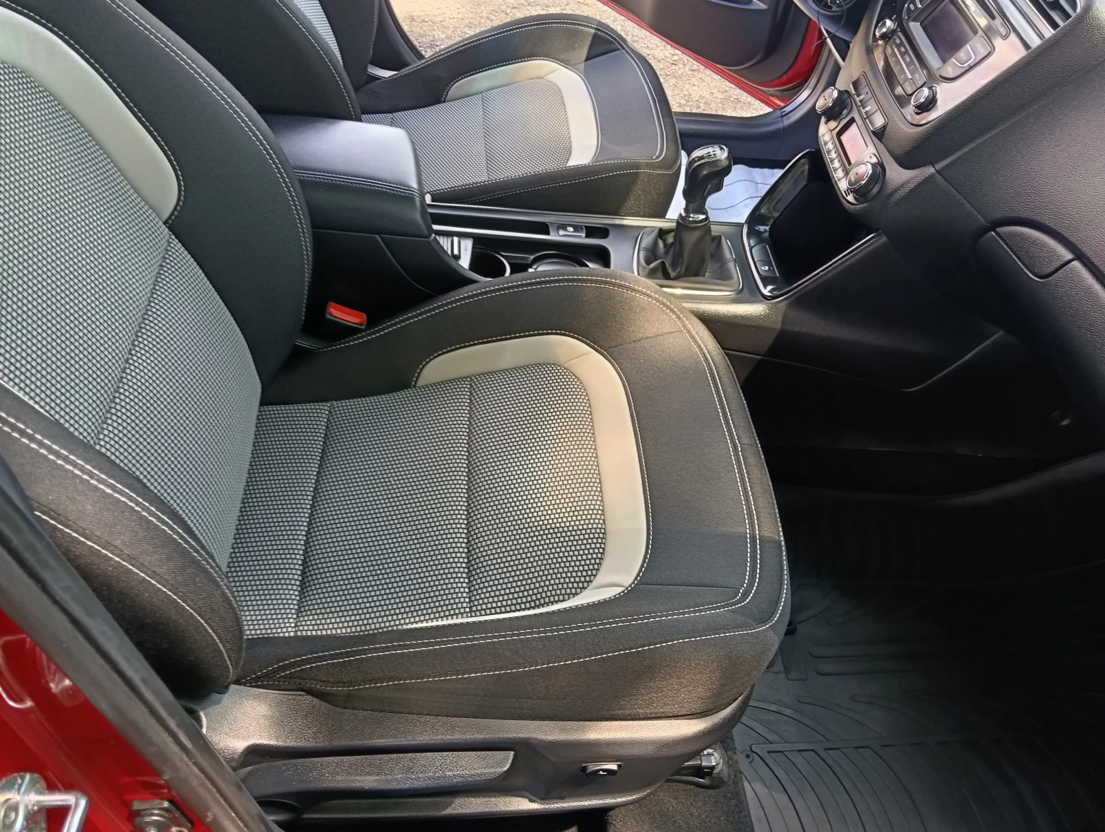 Kia Ceed 1.6 CRDI, снимка 10 - Автомобили и джипове - 54607223