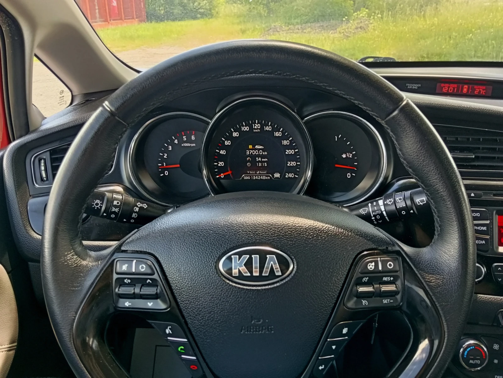 Kia Ceed 1.6 CRDI, снимка 14 - Автомобили и джипове - 54607223
