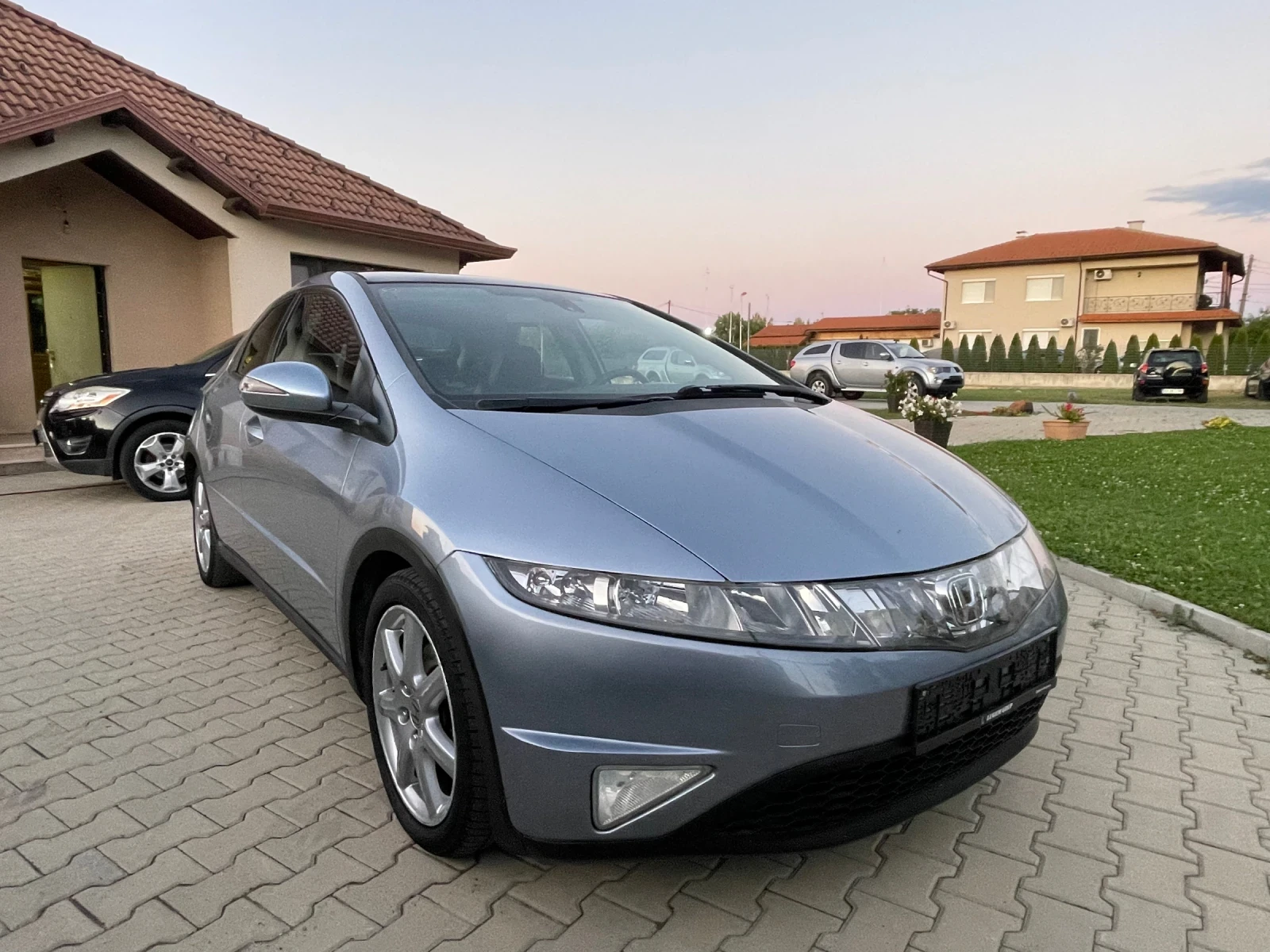 Honda Civic  1.8 i-VTEC 5P Executive + ГАЗОВ ИНЖЕКЦИОН , снимка 2 - Автомобили и джипове - 56069556