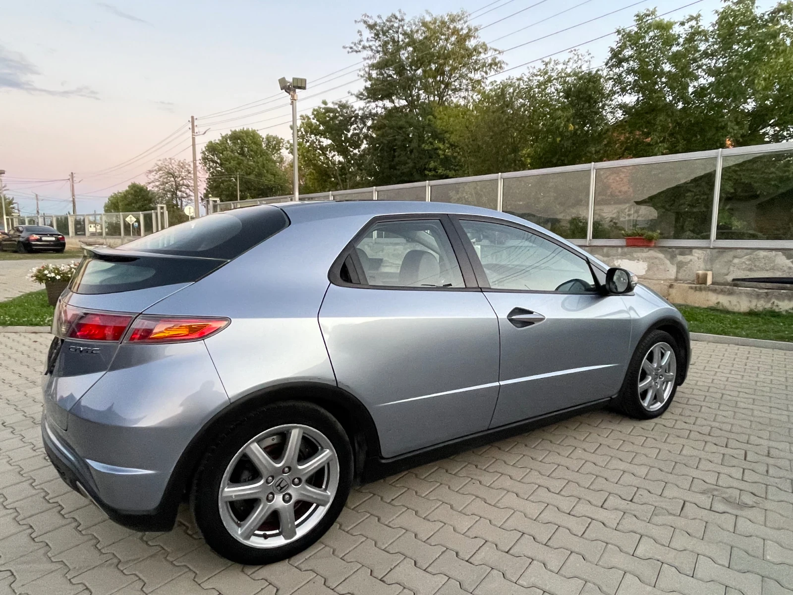Honda Civic  1.8 i-VTEC 5P Executive + ГАЗОВ ИНЖЕКЦИОН , снимка 12 - Автомобили и джипове - 56069556