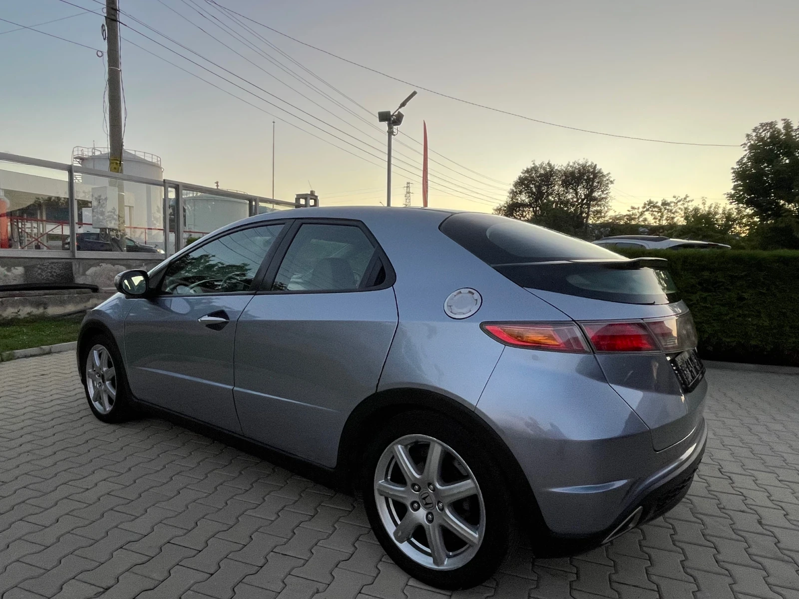 Honda Civic  1.8 i-VTEC 5P Executive + ГАЗОВ ИНЖЕКЦИОН , снимка 4 - Автомобили и джипове - 56069556