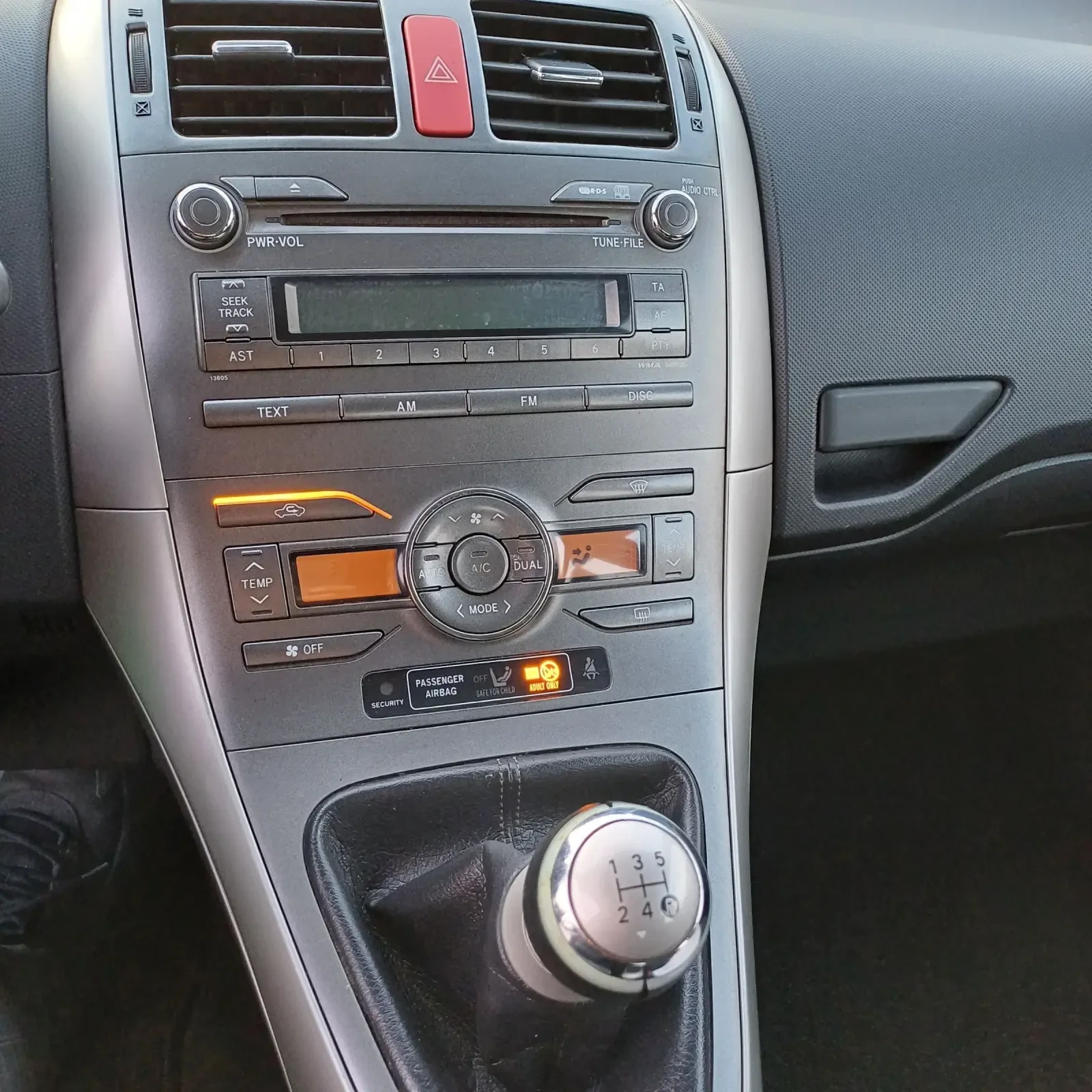 Toyota Auris 1.4 климатроник - изображение 6