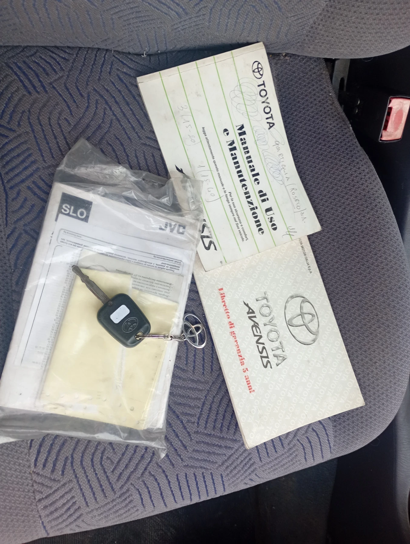 Toyota Avensis 2.0 Diesel Климатик , снимка 10 - Автомобили и джипове - 54244546