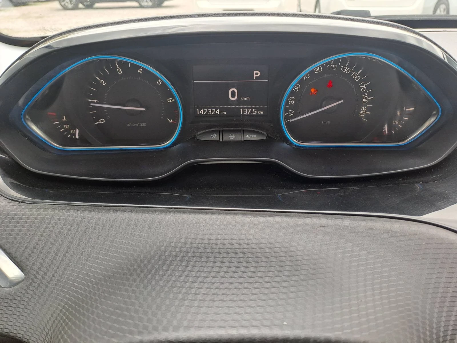 Peugeot 2008 1.2, снимка 14 - Автомобили и джипове - 54453587