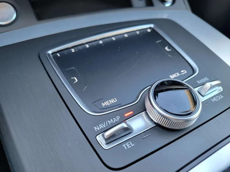 Audi Q5 * АВТО КРЕДИТ* ЦЕНА ДО БГ * СЕРВИЗНА ИСТОРИЯ * , снимка 13 - Автомобили и джипове - 53592181