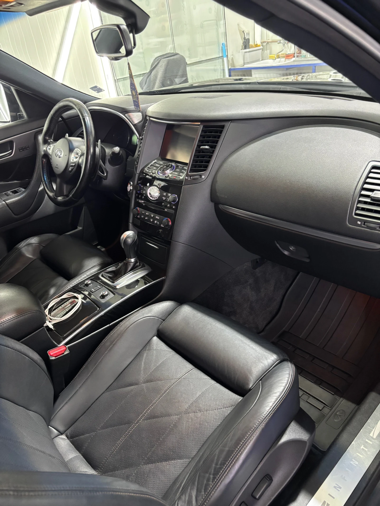 Infiniti QX70 Sport, снимка 9 - Автомобили и джипове - 54085900