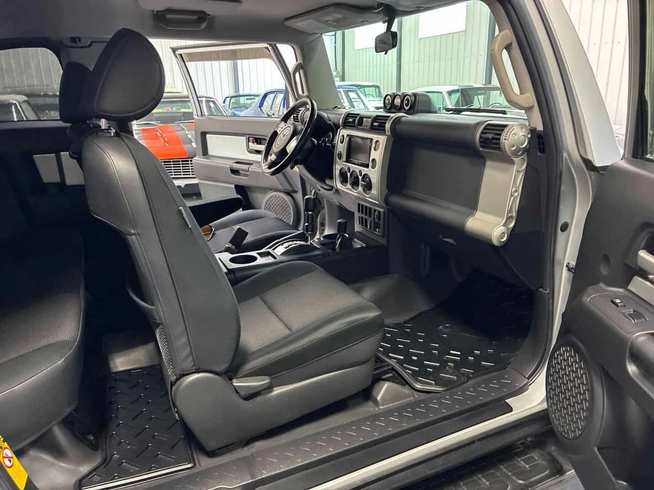 Toyota Fj cruiser * 4WD 4dr * АВТОКРЕДИТ БЕЗ ПЪРВОНАЧАЛНА ВНОСКА* , снимка 13 - Автомобили и джипове - 55501554