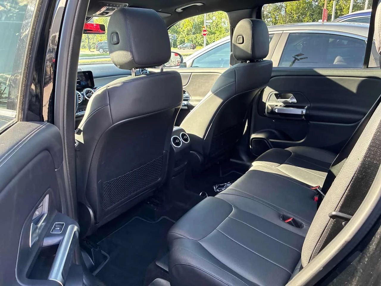 Mercedes-Benz GLB 250 * CARFAX * ОПЦИЯ ЗА ФИНАНСИРАНЕ БЕЗ ПЪРВОНАЧАЛНА *, снимка 14 - Автомобили и джипове - 55784630