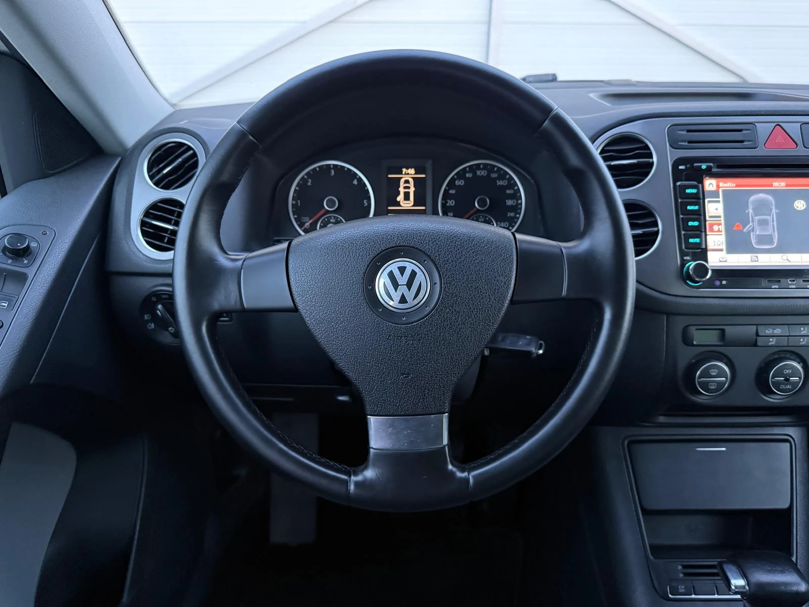 VW Tiguan 2.0 TDI Автомат/4х4/Камера/Навигация/Лизинг, снимка 14 - Автомобили и джипове - 53894886