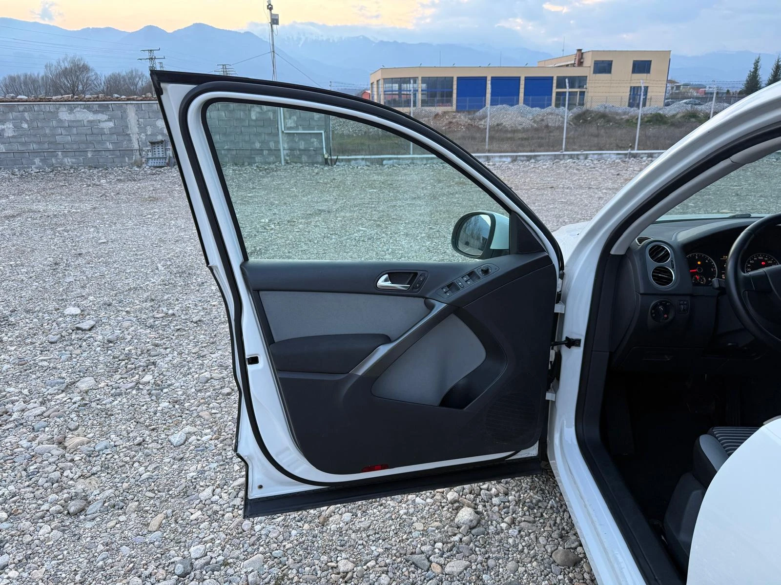 VW Tiguan 2.0 TDI Автомат/4х4/Камера/Навигация/Лизинг, снимка 9 - Автомобили и джипове - 53894886