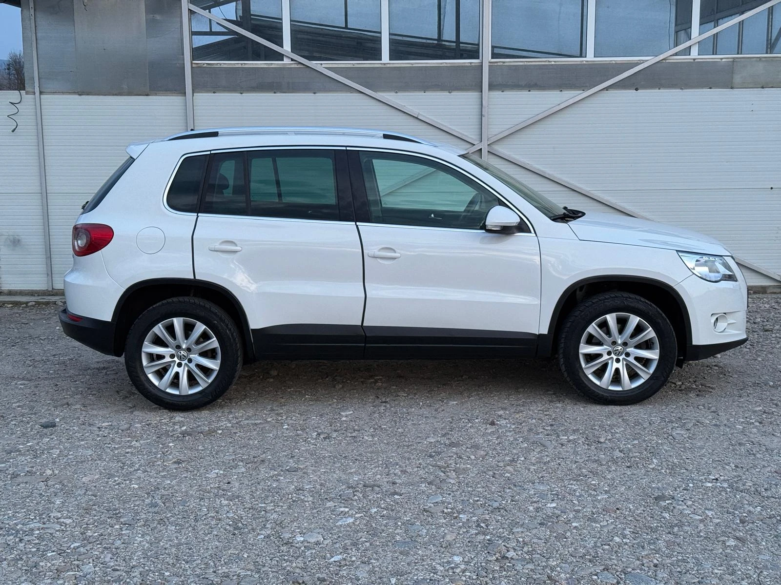 VW Tiguan 2.0 TDI Автомат/4х4/Камера/Навигация/Лизинг, снимка 3 - Автомобили и джипове - 53894886