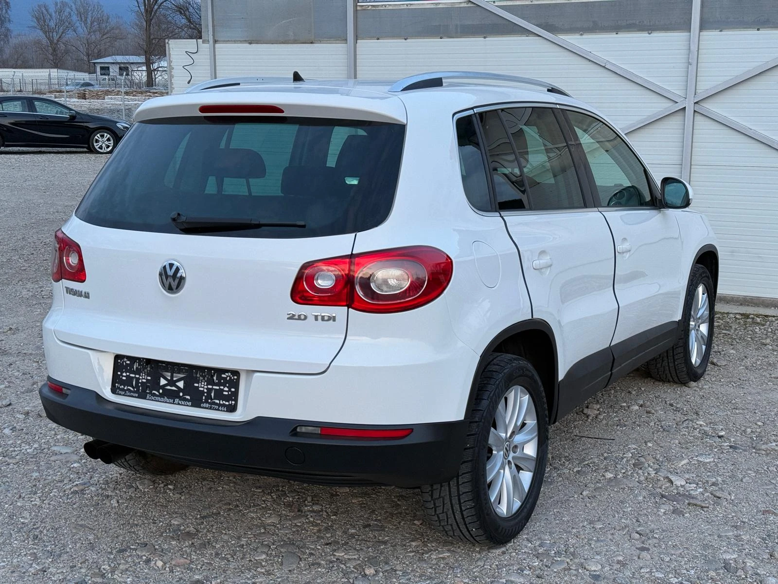 VW Tiguan 2.0 TDI Автомат/4х4/Камера/Навигация/Лизинг, снимка 4 - Автомобили и джипове - 53894886