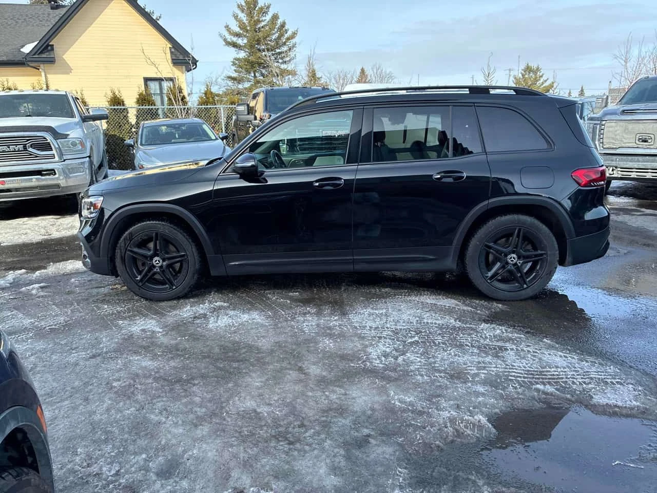 Mercedes-Benz GLB * 250 * CARFAX * Дистроник * 360 Камери* , снимка 2 - Автомобили и джипове - 53934823