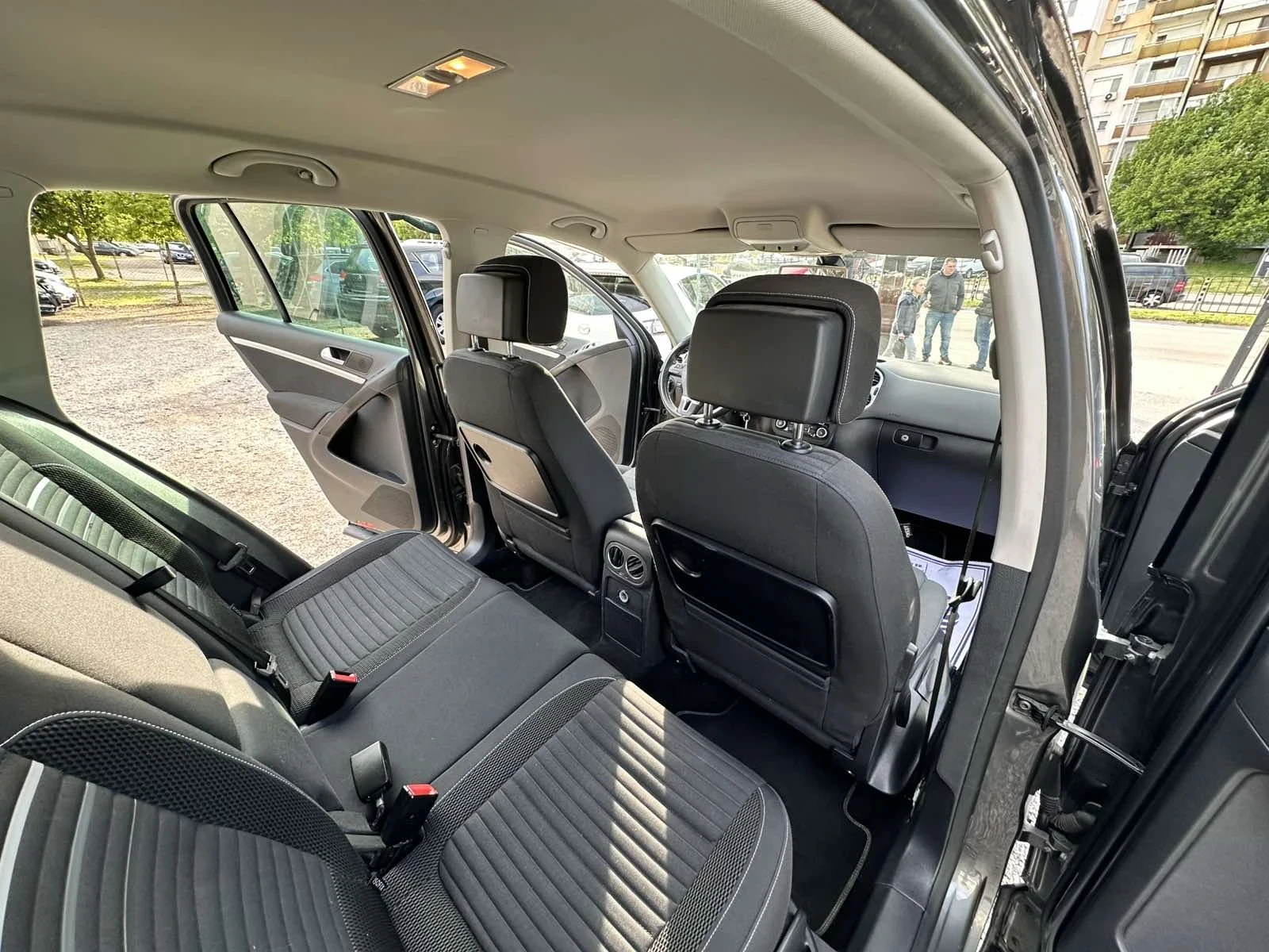 VW Tiguan 2.0i/4x4 autom/Швейцария , снимка 16 - Автомобили и джипове - 54349678