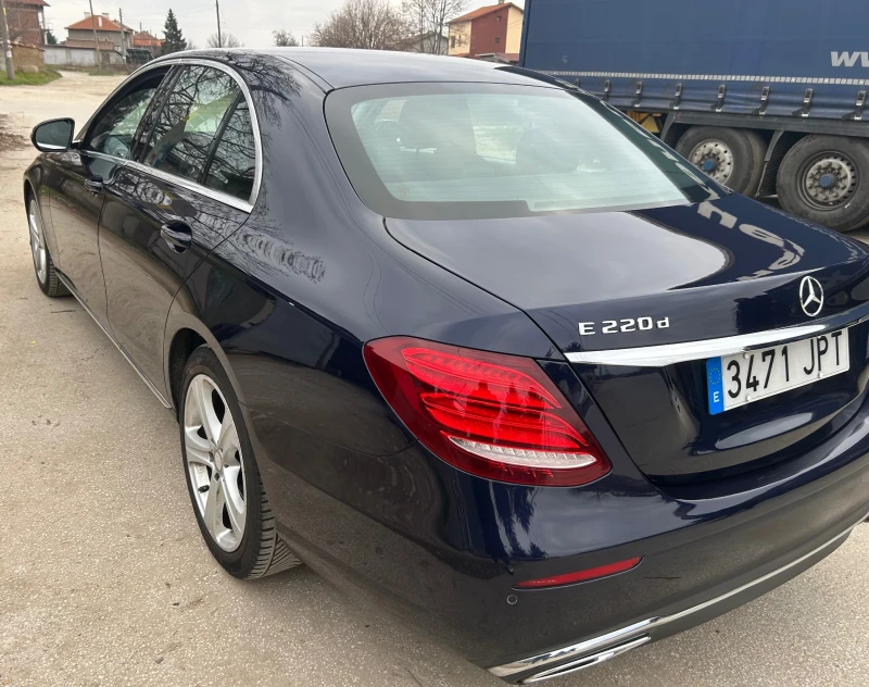 Mercedes-Benz E 220 Head up/Keyless go/Digital/Бартер/Лизинг, снимка 4 - Автомобили и джипове - 52879263