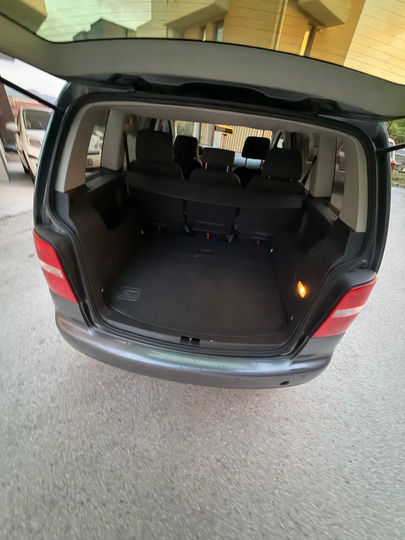 VW Touran 1.9 TDI, снимка 13 - Автомобили и джипове - 54383702