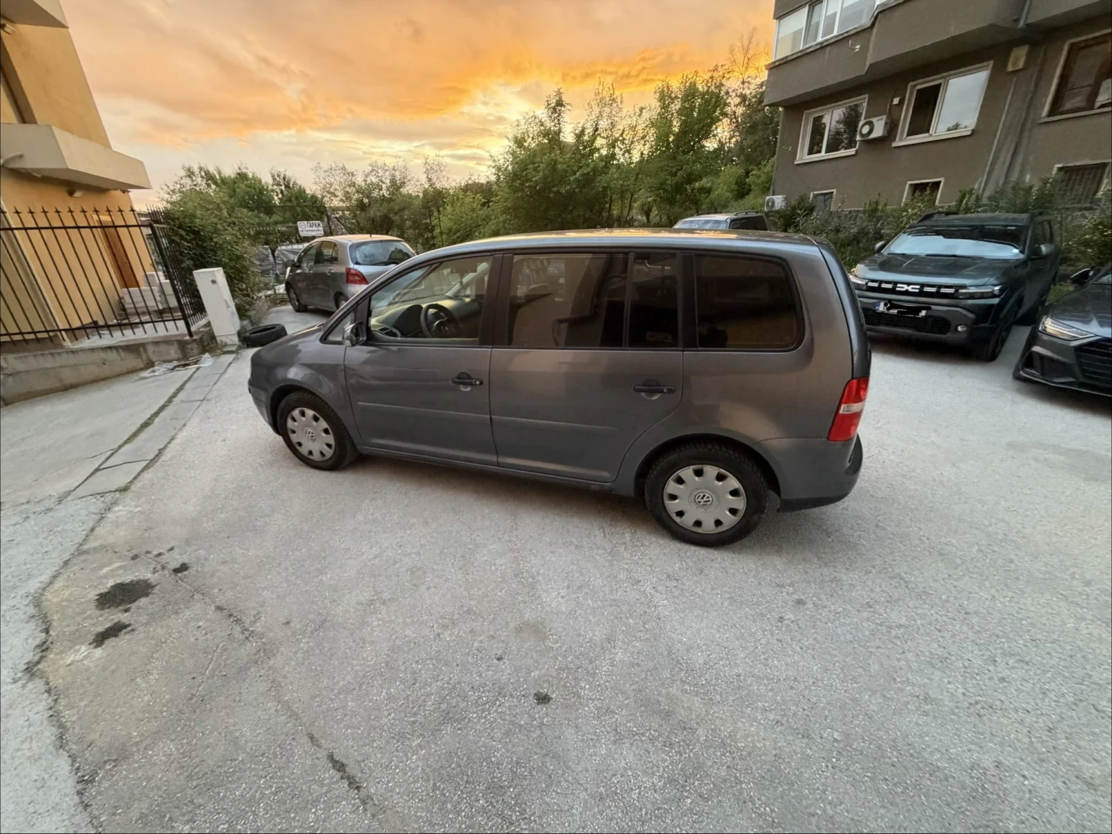 VW Touran 1.9 TDI, снимка 10 - Автомобили и джипове - 54383702