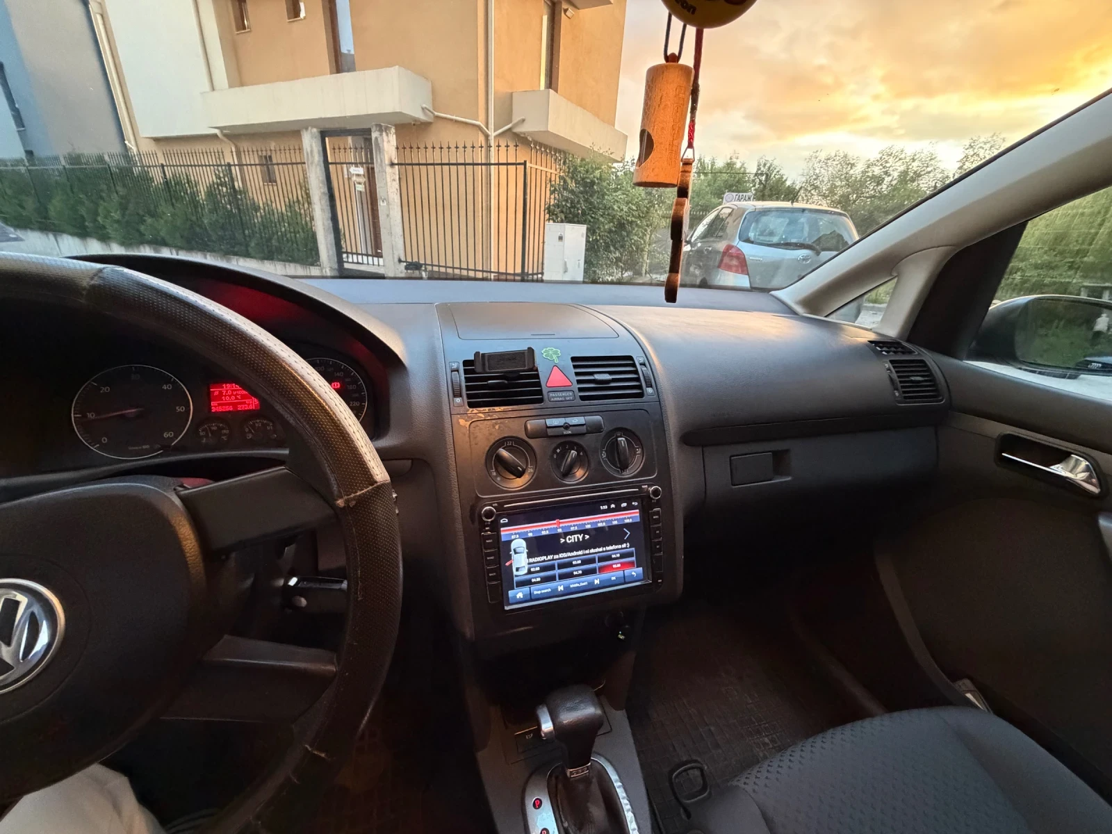 VW Touran 1.9 TDI, снимка 4 - Автомобили и джипове - 54383702