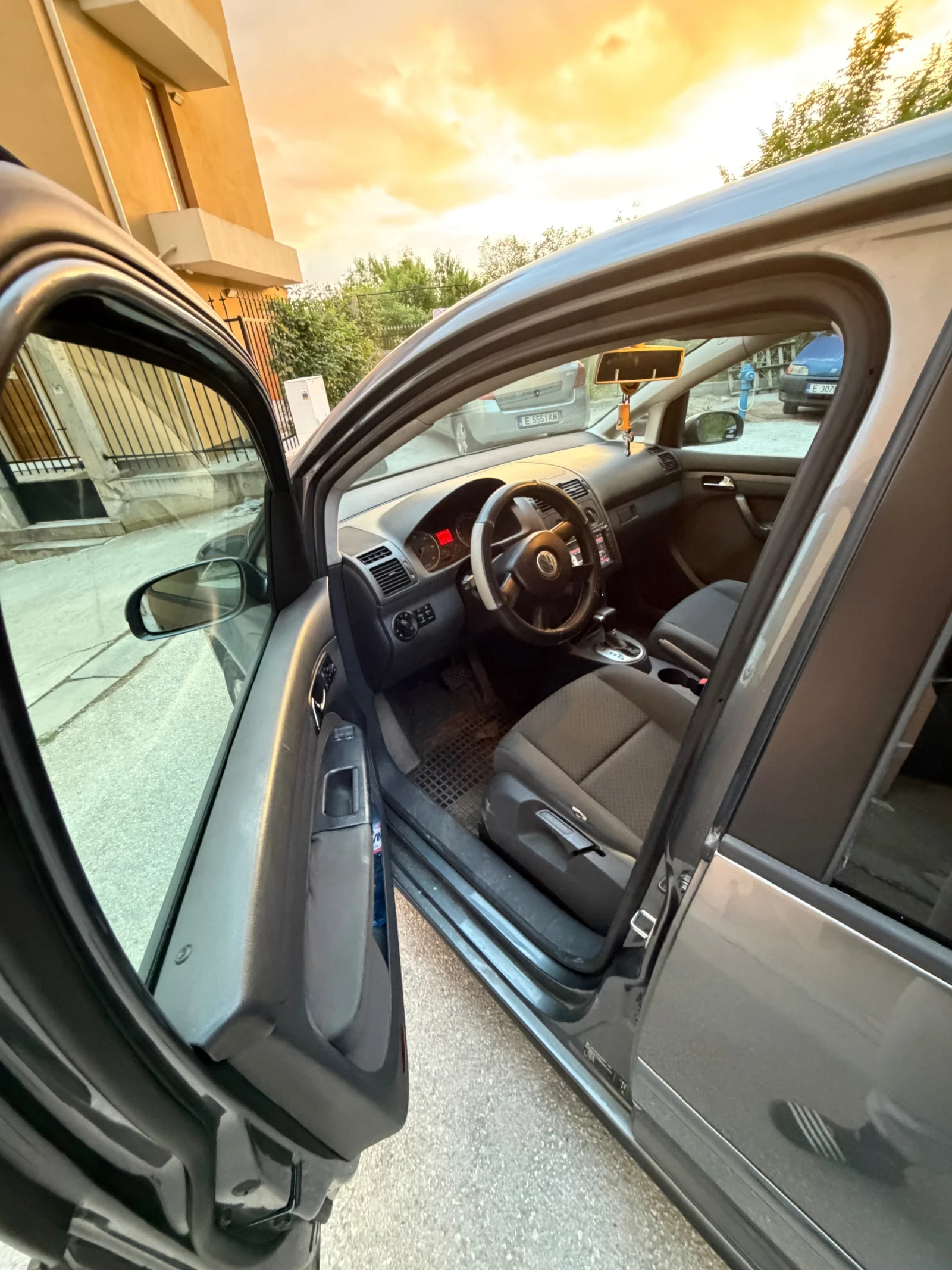 VW Touran 1.9 TDI, снимка 5 - Автомобили и джипове - 54383702