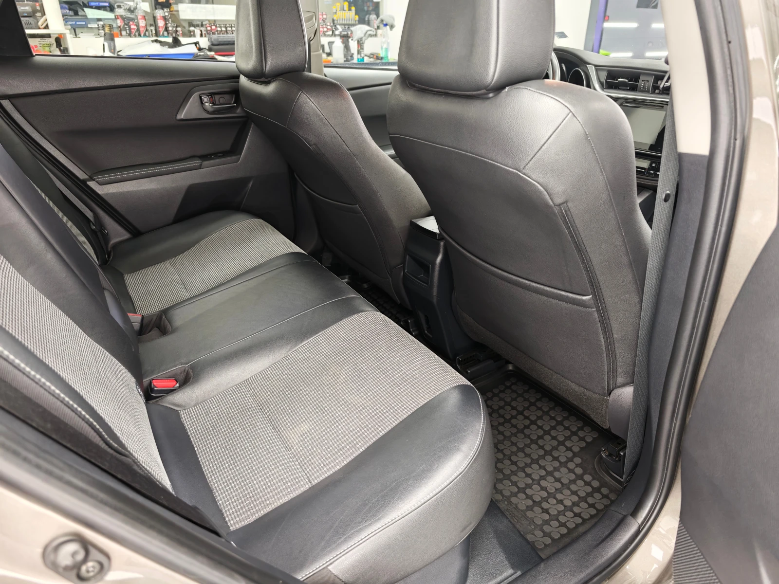 Toyota Auris, снимка 12 - Автомобили и джипове - 54585661