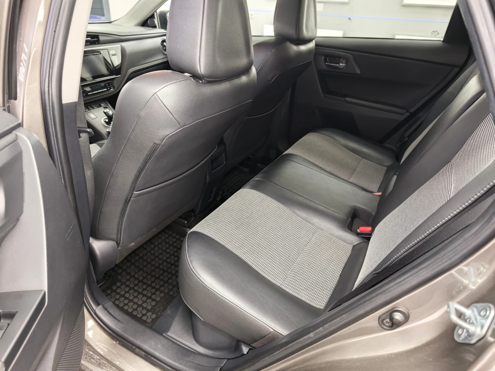 Toyota Auris, снимка 9 - Автомобили и джипове - 54585661