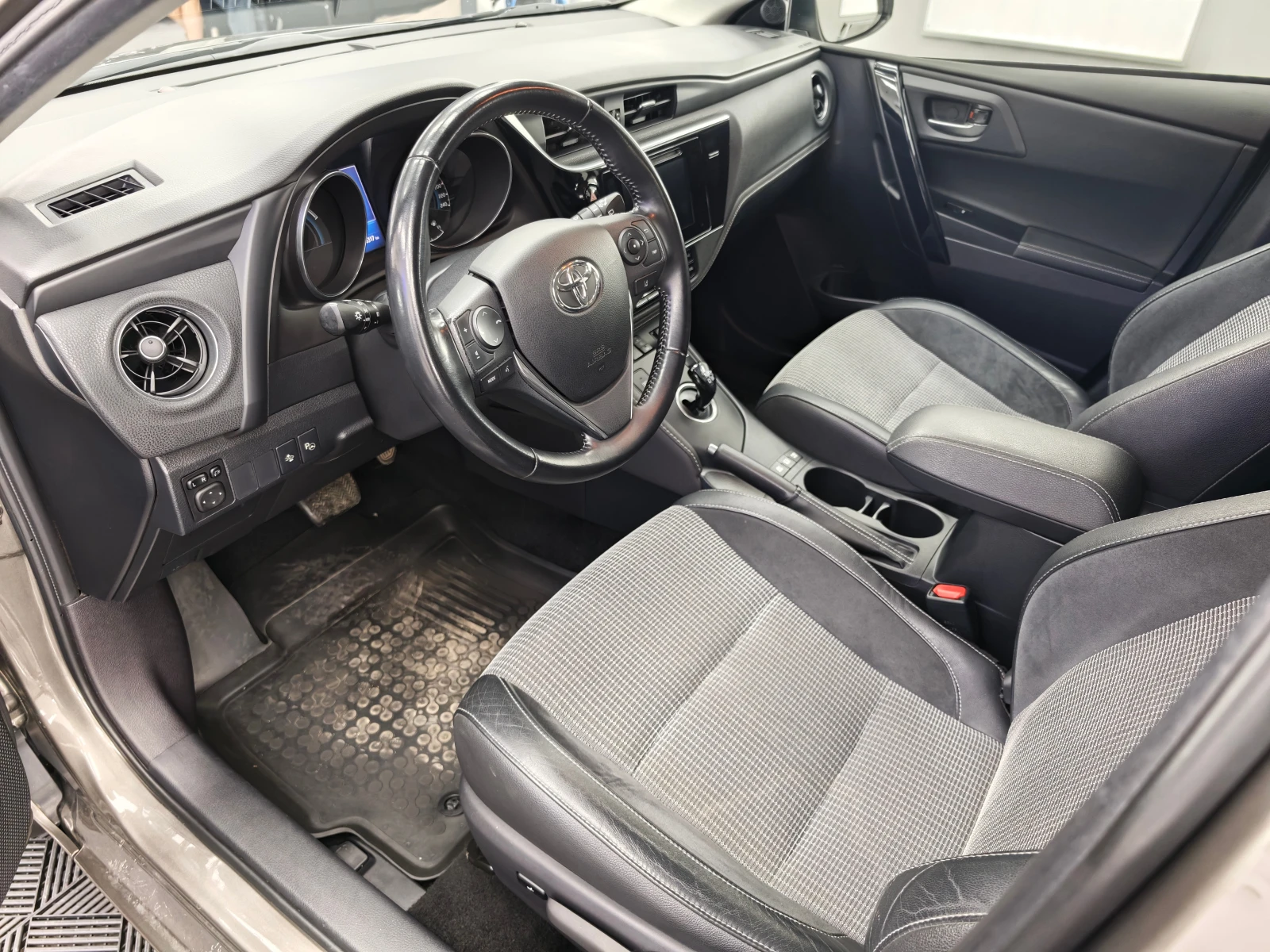 Toyota Auris, снимка 7 - Автомобили и джипове - 54585661