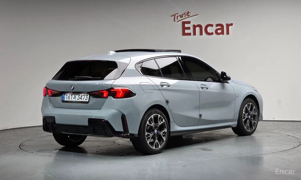 BMW 120 * M-SPORT* КОЖА* ПОДГРЕВ* ПАНОРАМА* HARMAN KARDON*, снимка 2 - Автомобили и джипове - 54659284