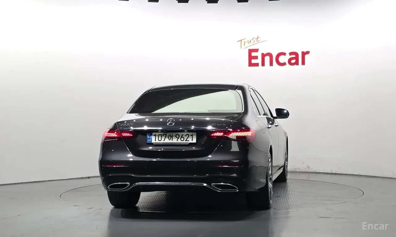 Mercedes-Benz E 220 d 4MATIC AMG Line/ФИНАНСИРАНЕ, снимка 4 - Автомобили и джипове - 56332108