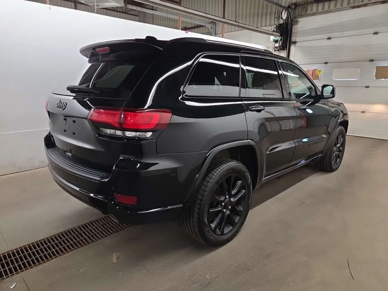 Jeep Grand cherokee ALTITUDE| ПОДГРЕВИ| ЗАДНА КАМЕРА| 2 КЛЮЧА| , снимка 3 - Автомобили и джипове - 55295688