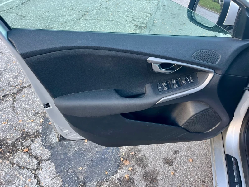 Volvo V40 Momentum, снимка 9 - Автомобили и джипове - 52813016