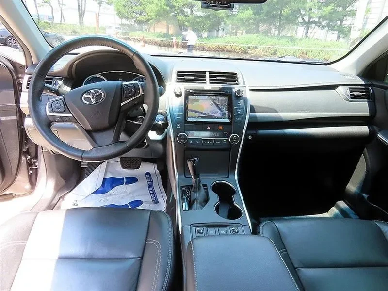 Toyota Camry 2.5 XLE HYBRID, снимка 7 - Автомобили и джипове - 56356591
