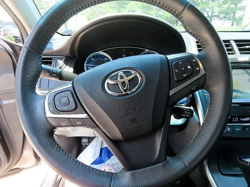 Toyota Camry 2.5 XLE HYBRID, снимка 8 - Автомобили и джипове - 56356591