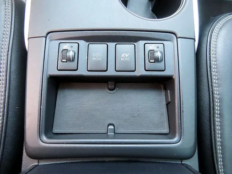 Toyota Camry 2.5 XLE HYBRID, снимка 13 - Автомобили и джипове - 56356591