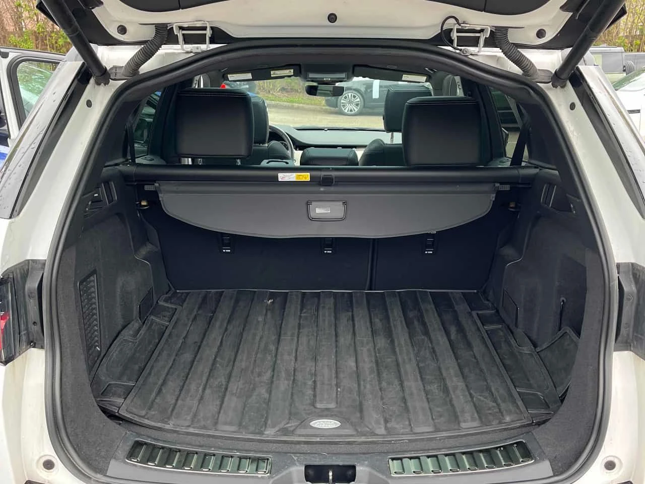 Land Rover Discovery Sport | R Dynamic SE | ПОДГРЕВ | ПАНОРАМА | , снимка 11 - Автомобили и джипове - 54452740
