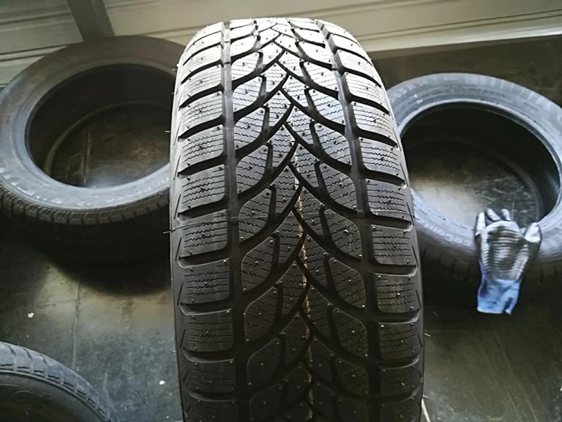 Гуми Зимни 215/65R15, снимка 1 - Гуми и джанти - 22771124