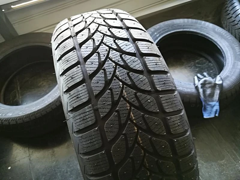 Гуми Зимни 215/65R15, снимка 2 - Гуми и джанти - 22771124