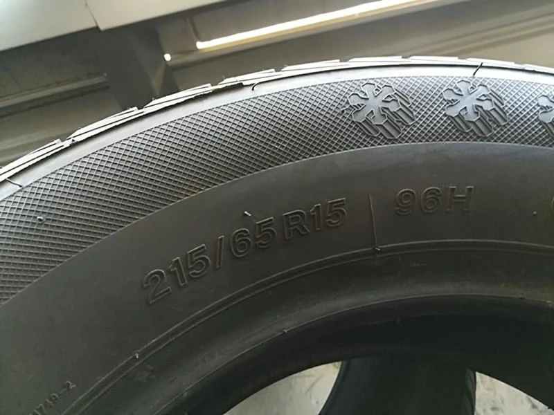 Гуми Зимни 215/65R15, снимка 5 - Гуми и джанти - 22771124