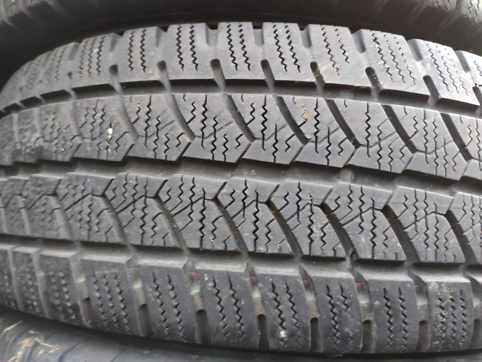 Гуми Зимни 225/70R15, снимка 4 - Гуми и джанти - 54000862
