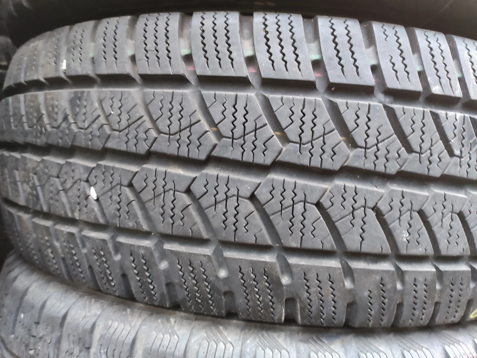 Гуми Зимни 225/70R15, снимка 6 - Гуми и джанти - 54000862