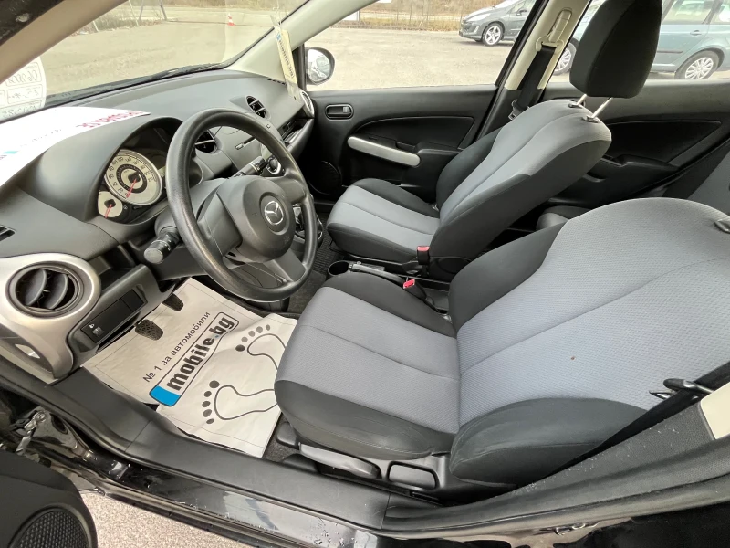 Mazda 2 1.3i Clima, снимка 9 - Автомобили и джипове - 48537071