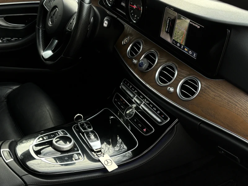 Mercedes-Benz E 220 4Matic, снимка 9 - Автомобили и джипове - 53023699