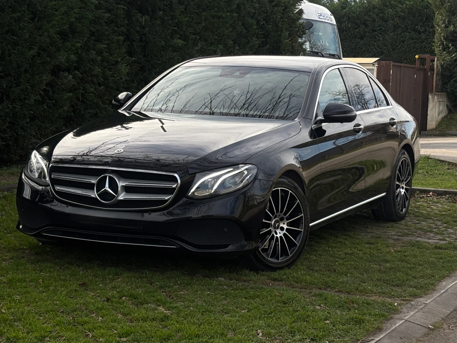 Mercedes-Benz E 220 4Matic, снимка 1