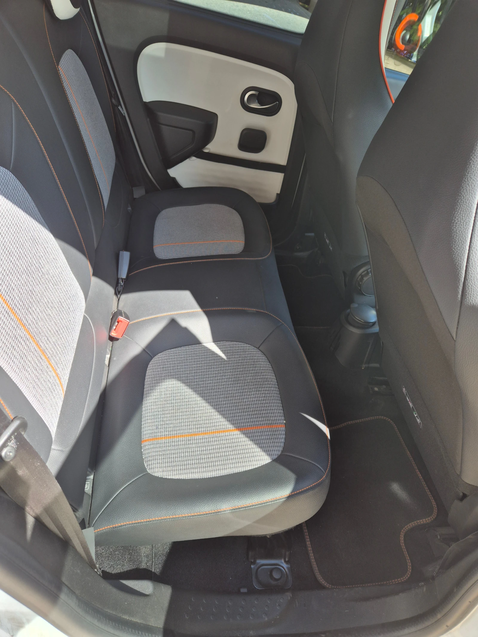 Renault Twingo VIBES, снимка 15 - Автомобили и джипове - 54153478