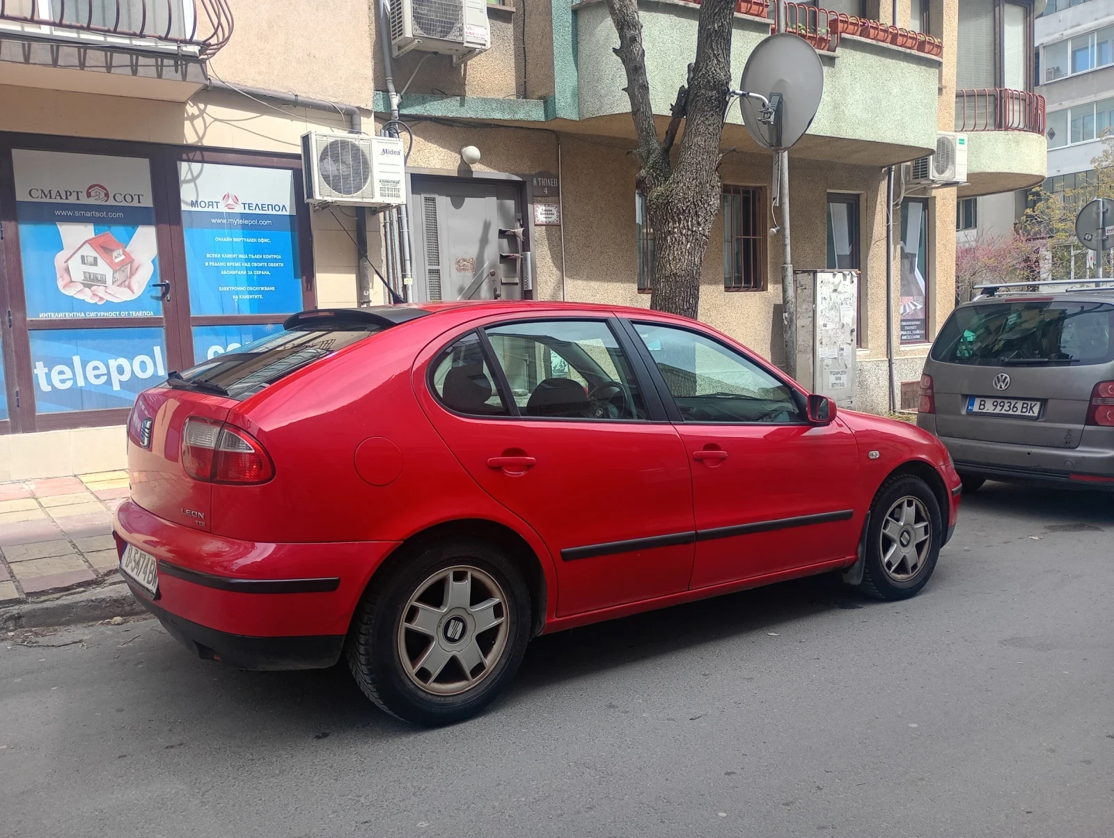 Seat Leon 1.9 TDi 110к.с. Климатроник, снимка 4 - Автомобили и джипове - 54412467