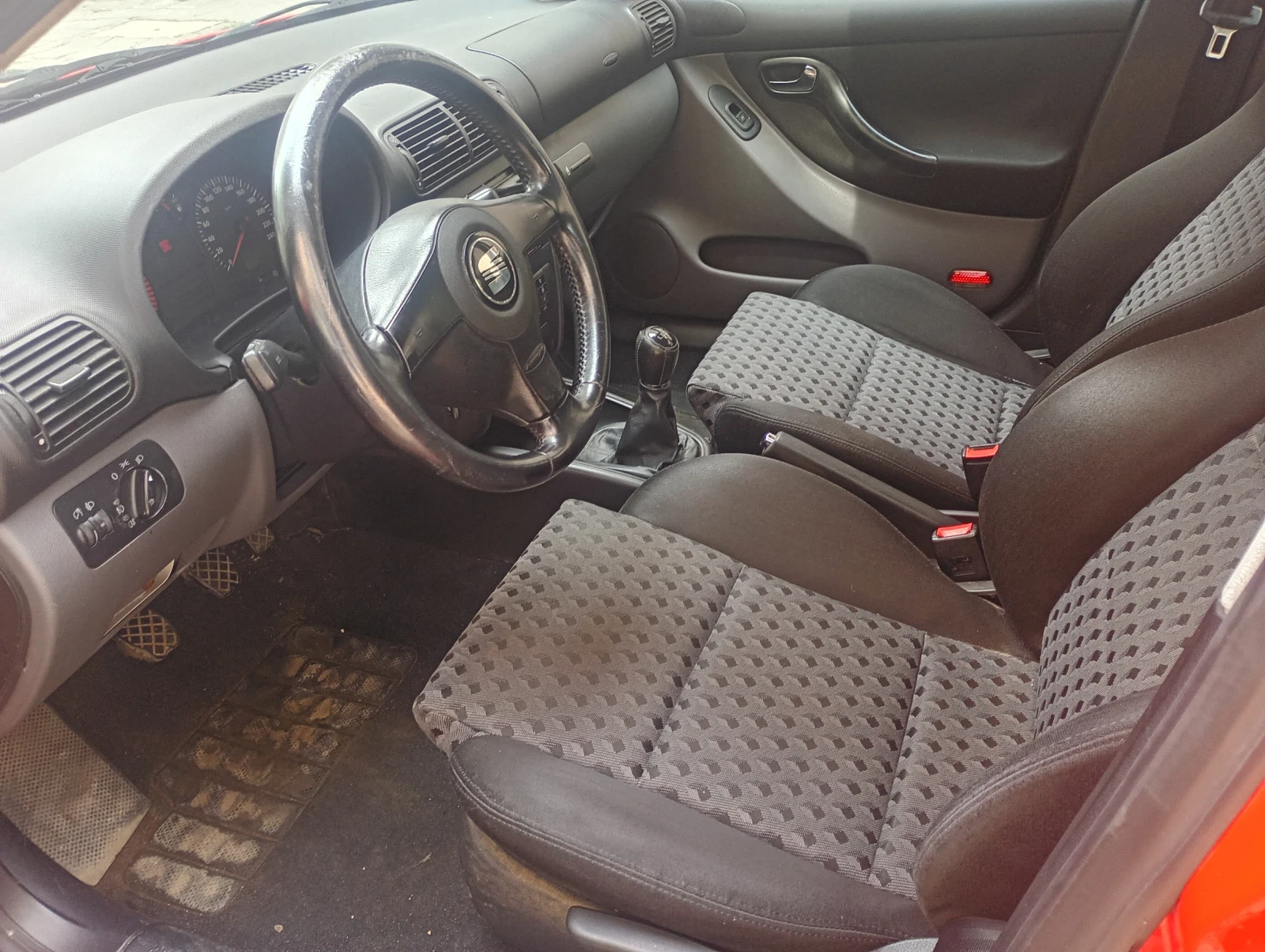 Seat Leon 1.9 TDi 110к.с. Климатроник, снимка 6 - Автомобили и джипове - 54412467