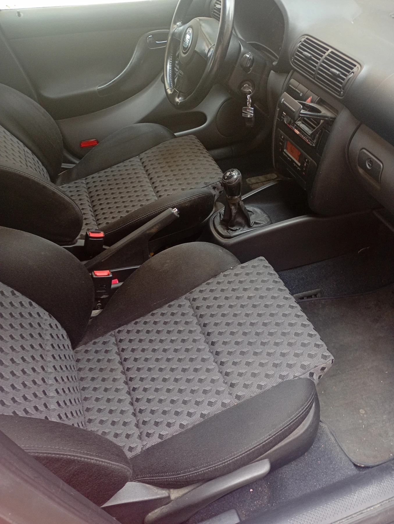 Seat Leon 1.9 TDi 110к.с. Климатроник, снимка 7 - Автомобили и джипове - 54412467