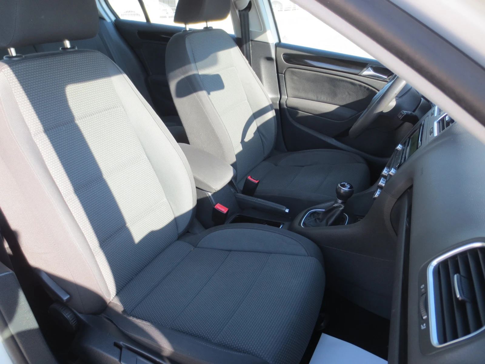 VW Golf 1.6 TDI, снимка 14 - Автомобили и джипове - 54664775